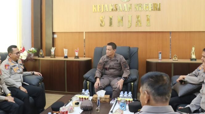 Kapolres Sinjai AKBP Jamal Fathur Rakhman, S.I.K., M.H. membawa kejutan nasi tumpeng ke Kantor Kejaksaan Negeri Sinjai, Rabu (2/9/2026) pagi. Kehadiran tersebut menjadi bentuk ucapan selamat pada Hari Lahir Kejaksaan Republik Indonesia ke-81 Tahun 2026.