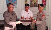 Suasana akrab mewarnai peringatan Hari Ulang Tahun (HUT) Kejaksaan Republik Indonesia ke-81 di Kabupaten Gowa, Rabu (2/9/2026). Kapolresta Gowa Kombes Pol. Dr. H. Muh. Yusuf Usman, S.H., S.I.K., M.T., CIPA., bersama Pejabat Utama (PJU) Polresta Gowa mendatangi Kantor Kejaksaan Negeri Gowa untuk memberikan kejutan kepada Kepala Kejaksaan Negeri (Kajari) Gowa Bambang Dwi Murcolono, S.H., M.H.