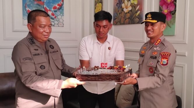 Suasana akrab mewarnai peringatan Hari Ulang Tahun (HUT) Kejaksaan Republik Indonesia ke-81 di Kabupaten Gowa, Rabu (2/9/2026). Kapolresta Gowa Kombes Pol. Dr. H. Muh. Yusuf Usman, S.H., S.I.K., M.T., CIPA., bersama Pejabat Utama (PJU) Polresta Gowa mendatangi Kantor Kejaksaan Negeri Gowa untuk memberikan kejutan kepada Kepala Kejaksaan Negeri (Kajari) Gowa Bambang Dwi Murcolono, S.H., M.H.
