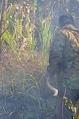 Babinsa Kodim 1409/Gowa bersama Bhabinkamtibmas dan warga bergerak cepat memadamkan kebakaran lahan di area PT Subaco, Lingkungan Biringkaloro, Kelurahan Tetebatu, Kecamatan Pallangga, Kabupaten Gowa, Rabu (2/9/2026).