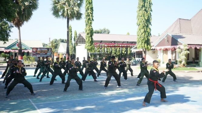 Prajurit Kodim 1409/Gowa mengasah kemampuan fisik dan beladiri melalui latihan Pencak Silat Militer (PSM) di Lapangan Makodim 1409/Gowa, Jalan Sultan Hasanuddin, Kelurahan Pandang-pandang, Kecamatan Somba Opu, Kabupaten Gowa, Rabu (2/8/2026).