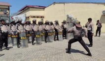 Personel Dalmas Polresta Gowa mengikuti Lomba Fungsi Pengendalian Massa (Dalmas) yang digelar Direktorat Samapta Polda Sulsel di Lapangan Griya Bhayangkara Polresta Gowa, Kamis (3/9/2026).