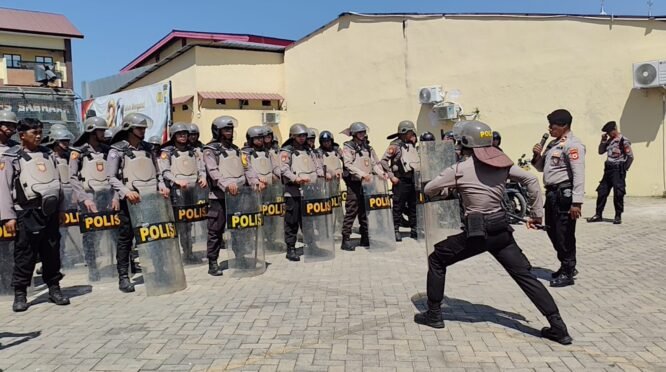 Personel Dalmas Polresta Gowa mengikuti Lomba Fungsi Pengendalian Massa (Dalmas) yang digelar Direktorat Samapta Polda Sulsel di Lapangan Griya Bhayangkara Polresta Gowa, Kamis (3/9/2026).