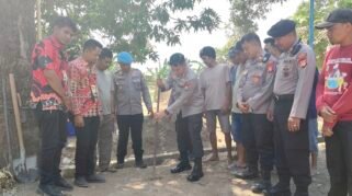 Warga Dusun Bontosallang, Desa Romanglasa, Kecamatan Bontonompo, Kabupaten Gowa, menghadapi kesulitan air bersih akibat kemarau berkepanjangan. Kondisi itu mendorong Kapolresta Gowa Kombes Pol Dr. Muh. Yusuf Usman turun langsung membantu masyarakat.