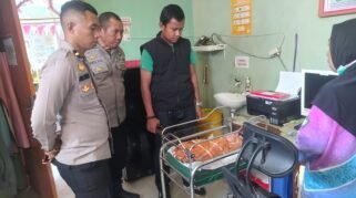 Bayi perempuan ditemukan dalam sebuah kardus yang tergeletak di pinggir Jalan Poros Kalukuang-Boka, Dusun Kalukuang, Desa Tinggimae, Kecamatan Barombong, Kabupaten Gowa, Sabtu (5/9/2026) sekitar pukul 05.45 WITA.