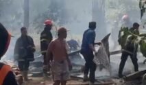 Satu unit rumah milik Hj. Salma di Dusun Segerang, Desa Segerang, Kecamatan Mapilli, Kabupaten Polewali Mandar, terbakar pada Minggu (6/9/2026). Kebakaran tersebut menyebabkan kerugian material yang ditaksir sekitar Rp50 juta.