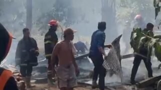 Satu unit rumah milik Hj. Salma di Dusun Segerang, Desa Segerang, Kecamatan Mapilli, Kabupaten Polewali Mandar, terbakar pada Minggu (6/9/2026). Kebakaran tersebut menyebabkan kerugian material yang ditaksir sekitar Rp50 juta.