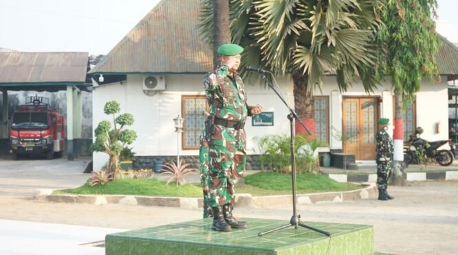 Komandan Kodim (Dandim) 1409/Gowa Letkol Inf. Gilang Nugraha Kresnadi memimpin upacara pengibaran bendera mingguan di Lapangan Upacara Makodim 1409/Gowa, Jalan Sultan Hasanuddin, Kelurahan Pandang-pandang, Kecamatan Somba Opu, Kabupaten Gowa, Senin (7/9/2026).