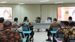 Bupati Sinjai, Hj. Ratnawati Arif, menilai keberhasilan perubahan di sektor publik tidak hanya bergantung pada penerapan teknologi dan pembaruan sistem. Menurutnya, faktor manusia, terutama pola pikir, budaya kerja, dan perilaku aparatur, menjadi bagian penting dalam menentukan keberhasilan perubahan organisasi pemerintahan.