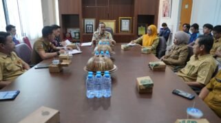 Kesiapan Sekolah Rakyat (SR) Permanen di Kabupaten Sinjai menjadi perhatian Pemerintah Kabupaten Sinjai. Sekretaris Daerah (Sekda) Sinjai, Andi Jefrianto Asapa, memimpin rapat koordinasi untuk memastikan berbagai kebutuhan pendukung program tersebut segera ditindaklanjuti, Selasa (8/9/2026).