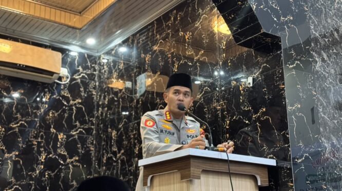 Kapolresta Gowa Kombes Pol. Dr. H. Muh Yusuf Usman, S.H., S.I.K., M.T., CIPA, mengajak masyarakat mengenali akses layanan kepolisian melalui Call Center 110 saat melaksanakan Safari Subuh di Masjid Asy Syabab, Perumahan Pesona Mutiara Indah, Kelurahan Pandang-Pandang, Kecamatan Somba Opu, Kabupaten Gowa, Selasa (8/9/2026).