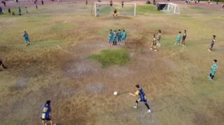 Kapolresta Gowa Kombes Pol Muh Yusuf Usman turun langsung memperkuat Bhayangkara Polresta Gowa FC dalam pertandingan fourfeo di Lapangan Syekh Yusuf, Kabupaten Gowa, Selasa (8/9/2026) sore. (Foto Drone Jurnalis Gowa)