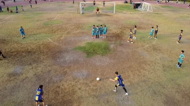 Kapolresta Gowa Kombes Pol Muh Yusuf Usman turun langsung memperkuat Bhayangkara Polresta Gowa FC dalam pertandingan fourfeo di Lapangan Syekh Yusuf, Kabupaten Gowa, Selasa (8/9/2026) sore. (Foto Drone Jurnalis Gowa)
