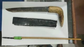 Polisi turut mengamankan satu sepeda motor Honda Beat warna hitam tanpa pelat nomor, satu anak panah busur, dan satu bilah pisau. Seluruh barang bukti dan dua anak tersebut kemudian dibawa ke Polsek Barombong untuk pemeriksaan lebih lanjut.