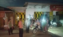 Personel Polsek Barombong mengintensifkan patroli malam melalui Kegiatan Rutin Yang Ditingkatkan (KRYD) di sejumlah titik wilayah hukum Polsek Barombong, Kabupaten Gowa, Selasa (8/9/2026) sekitar pukul 19.30 WITA.