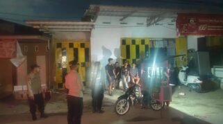 Personel Polsek Barombong mengintensifkan patroli malam melalui Kegiatan Rutin Yang Ditingkatkan (KRYD) di sejumlah titik wilayah hukum Polsek Barombong, Kabupaten Gowa, Selasa (8/9/2026) sekitar pukul 19.30 WITA.