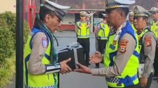 Masa pengabdian Aiptu Handoyo di Kepolisian Republik Indonesia berakhir setelah lebih dari dua dekade bertugas. Satuan Lalu Lintas Polresta Gowa melepas anggota tersebut dalam suasana haru di halaman Mako Polresta Gowa, Selasa (1/9/2026).