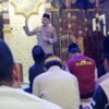 Kapolresta Gowa Kombes Pol Muh. Yusuf Usman kembali mendekatkan kepolisian dengan masyarakat melalui program Safari Subuh dan Jumat Curhat. Kali ini, kegiatan berlangsung di Masjid Besar Nurul Izzah, Cambaya, Kecamatan Pallangga, Kabupaten Gowa, Jumat (4/9/2026). (Foto: Rujukannews)