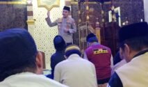 Kapolresta Gowa Kombes Pol Muh. Yusuf Usman kembali mendekatkan kepolisian dengan masyarakat melalui program Safari Subuh dan Jumat Curhat. Kali ini, kegiatan berlangsung di Masjid Besar Nurul Izzah, Cambaya, Kecamatan Pallangga, Kabupaten Gowa, Jumat (4/9/2026). (Foto: Rujukannews)