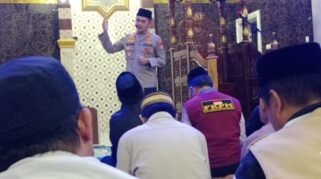 Kapolresta Gowa Kombes Pol Muh. Yusuf Usman kembali mendekatkan kepolisian dengan masyarakat melalui program Safari Subuh dan Jumat Curhat. Kali ini, kegiatan berlangsung di Masjid Besar Nurul Izzah, Cambaya, Kecamatan Pallangga, Kabupaten Gowa, Jumat (4/9/2026). (Foto: Rujukannews)