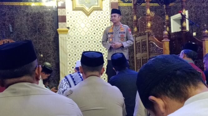 Program Safari Subuh yang digelar Kapolresta Gowa Kombes Pol Dr. Muh. Yusuf Usman mendapat apresiasi dari warga Kecamatan Pallangga. Kegiatan tersebut berlangsung di Masjid Besar Nurul Izzah, Kecamatan Pallangga, Kabupaten Gowa, Jumat (4/9/2026). (Foto: Rujukannews)