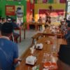 Kapolresta Gowa Kombes Pol Muh. Yusuf Usman kembali turun langsung menyerap aspirasi masyarakat melalui program Jumat Curhat. Kali ini, forum tersebut berlangsung di Warkop Azzahra, Jalan Poros Pallangga, Kecamatan Pallangga, Kabupaten Gowa, Jumat (4/9/2026), usai Safari Subuh. (Foto: Rujukannews)