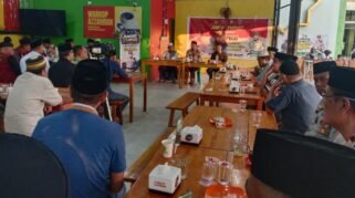 Kapolresta Gowa Kombes Pol Muh. Yusuf Usman kembali turun langsung menyerap aspirasi masyarakat melalui program Jumat Curhat. Kali ini, forum tersebut berlangsung di Warkop Azzahra, Jalan Poros Pallangga, Kecamatan Pallangga, Kabupaten Gowa, Jumat (4/9/2026), usai Safari Subuh. (Foto: Rujukannews)