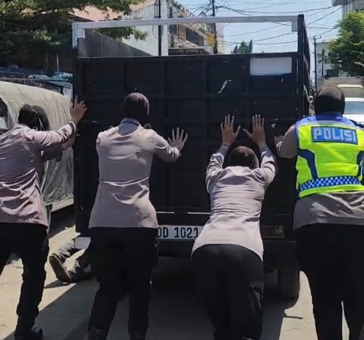 Kasat Lantas Gowa dan Polwan Bantu Sopir Kehabisan BBM