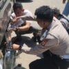 Aksi spontan Kasat Lantas Polresta Gowa AKP Hasan Fadhlyh bersama sejumlah Polwan membantu seorang sopir yang kehabisan bahan bakar minyak (BBM) di sekitar wilayah hukum Polresta Gowa, Jumat (4/9/2026).
