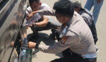 Aksi spontan Kasat Lantas Polresta Gowa AKP Hasan Fadhlyh bersama sejumlah Polwan membantu seorang sopir yang kehabisan bahan bakar minyak (BBM) di sekitar wilayah hukum Polresta Gowa, Jumat (4/9/2026).