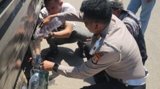 Aksi spontan Kasat Lantas Polresta Gowa AKP Hasan Fadhlyh bersama sejumlah Polwan membantu seorang sopir yang kehabisan bahan bakar minyak (BBM) di sekitar wilayah hukum Polresta Gowa, Jumat (4/9/2026).