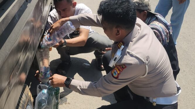 Aksi spontan Kasat Lantas Polresta Gowa AKP Hasan Fadhlyh bersama sejumlah Polwan membantu seorang sopir yang kehabisan bahan bakar minyak (BBM) di sekitar wilayah hukum Polresta Gowa, Jumat (4/9/2026).