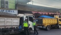 Satuan Lalu Lintas Polresta Gowa meningkatkan patroli dan penertiban terhadap kendaraan pengangkut material tambang galian C, Jumat (4/9/2026).