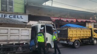 Satuan Lalu Lintas Polresta Gowa meningkatkan patroli dan penertiban terhadap kendaraan pengangkut material tambang galian C, Jumat (4/9/2026).