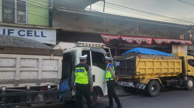 Satuan Lalu Lintas Polresta Gowa meningkatkan patroli dan penertiban terhadap kendaraan pengangkut material tambang galian C, Jumat (4/9/2026).
