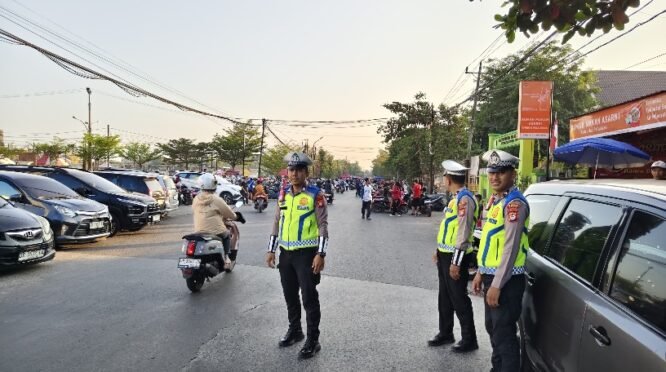 Personel Satuan Lalu Lintas Polresta Gowa tetap bertugas pada Minggu pagi dengan mengamankan pelaksanaan Car Free Day (CFD) di kawasan Sungguminasa, Kecamatan Somba Opu, Kabupaten Gowa, Minggu (6/9/2026).