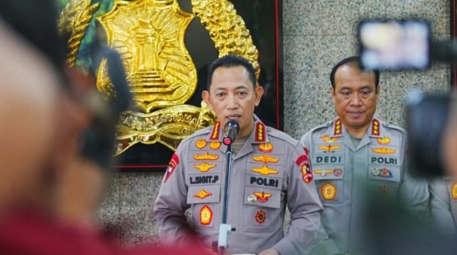 Kapolri Jenderal Polisi Listyo Sigit Prabowo menginstruksikan seluruh jajaran Polri meningkatkan kesiapsiagaan menyikapi dampak erupsi Gunung Anak Krakatau. Kapolda, Kapolres hingga Kapolsek diminta memastikan personel siap bergerak membantu masyarakat di wilayah terdampak.