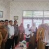 Kapolsek Barombong AKP Muh. Rizal, S.H., M.H., menghadiri sekaligus menyaksikan penyerahan bayi perempuan yang sebelumnya ditemukan di Desa Tinggimae, Kecamatan Barombong, Kabupaten Gowa.