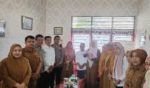 Kapolsek Barombong AKP Muh. Rizal, S.H., M.H., menghadiri sekaligus menyaksikan penyerahan bayi perempuan yang sebelumnya ditemukan di Desa Tinggimae, Kecamatan Barombong, Kabupaten Gowa.