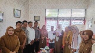 Kapolsek Barombong AKP Muh. Rizal, S.H., M.H., menghadiri sekaligus menyaksikan penyerahan bayi perempuan yang sebelumnya ditemukan di Desa Tinggimae, Kecamatan Barombong, Kabupaten Gowa.