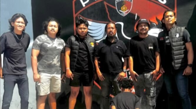 Tim URC Pegasus Satuan Reserse Kriminal Polres Jeneponto mengamankan seorang pria berinisial D (22), warga Kelurahan Lembang Loe, yang diduga terlibat pencurian satu unit iPhone 11 dan pengrusakan dua gerobak jualan milik warga.