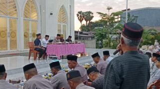 Kapolresta Gowa Kombes Pol Dr. Muh. Yusuf Usman, S.H., S.I.K., M.T., CIPA membuka ruang dialog dengan warga melalui kegiatan Coffee Morning di pelataran Masjid Syuhada Haji Bate, Kelurahan Lembang Parang, Kecamatan Barombong, Kabupaten Gowa, Rabu (9/9/2026).